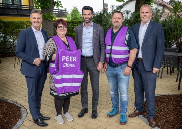 LH-Stellvertreter Udo Landbauer gratulierte gemeinsam mit den NÖVOG Geschäftsführern Wolfgang Schroll und Michael Hasenöhrl (links & rechts) den Peers Astrid Plank-Pöcksteiner und Wolfgang Palir zum Jubiläum.