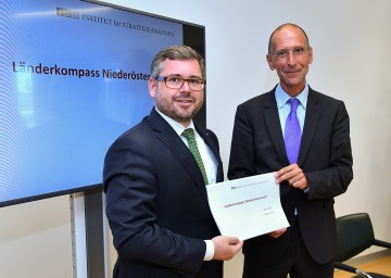 Finanzlandesrat Ludwig Schleritzko und Univ.-Prof. Dr. Peter Filzmaier präsentierten in St. Pölten den „Länderkompass Niederösterreich“ (von links nach rechts)