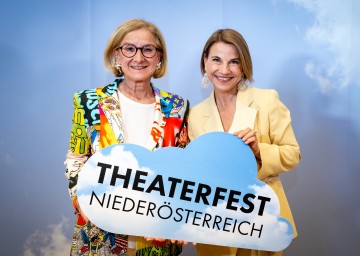 Landeshauptfrau Johanna Mikl-Leitner und Kristian Sprenger, Obfrau Theaterfest Niederösterreich und Intendantin Festspiele Berndorf, bei der Präsentation des Theaterfest Niederösterreich Programms 2026.