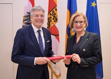 Staffelübergabe in der Landeshauptleute-Konferenz: Landeshauptfrau Johanna Mikl-Leitner übernimmt von Landeshauptmann Peter Kaiser.