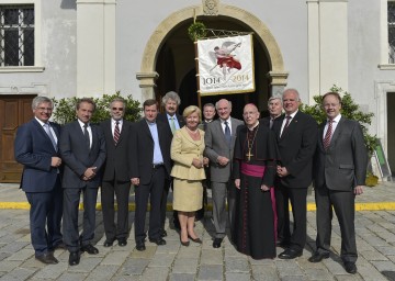 1.000 Jahre Pfarre Krems-St. Veit feierten Landeshauptmann Dr. Erwin Pröll (5. v. r.) mit seiner Gattin Elisabeth Pröll (6. v. l.), Diözesanbischof DDr. Klaus Küng (4. v. r.), Stadtpfarrer Mag. Franz Richter (4. v. l.) und Bürgermeister Dr. Reinhard Resch (2. v. r.) mit zahlreichen Ehrengästen.