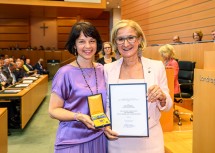 Das „Goldene Ehrenzeichen für Verdienste um das Bundesland Niederösterreich“ überreichte Landeshauptfrau Johanna Mikl-Leitner der Leiterin der Galerie Gugging Nina Katschnig.