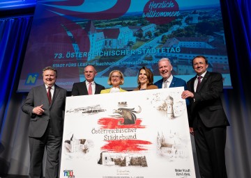 Bürgermeister und Österreichischer Städtebundpräsident Michael Ludwig, Bundesminister Gerhard Karner, Landeshauptfrau Johanna Mikl-Leitner, Bürgermeister Klaus Schneeberger und Bürgermeister der Landeshauptstadt St. Pölten Matthias Stadler (v.l.n.r.) beim Empfang anlässlich des 73. Städtetages in den Kasematten in Wiener Neustadt.