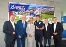 Wolfgang Übl von der Veranstalteragentur, Klaus Schneeberger, Bürgermeister der Statutarstadt Wiener Neustadt, Landeshauptfrau Mikl-Leitner,  Martin Šonka, Red Bull Air Race Master Class Pilot, Erich Wolf, General Manager der Red Bull Air Race GmbH und Peter Madlberger, Mediacontacta (v.l.n.r.)