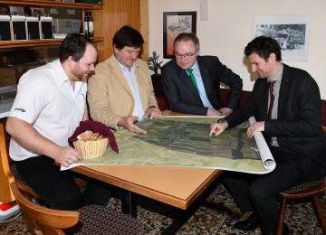 „Schurlwirt“ Herbert Müllebner, Bürgermeister Franz Treipl (Pillichsdorf), Landesrat Dr. Stephan Pernkop und LAbg. Bgm. Rene Lobner (Gänserndorf) beim Raumordnungsstammtisch in Pillichsdorf.(v.l.n.r.)