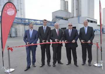 Eröffneten die neue Agrana-Weizenstärkeanlage in Pischelsdorf: Mag. Erwin Hameseder (Obmann Raiffeisen NÖ-Wien), Ernst Karpfinger (Präsident der Rübenbauern), Landeshauptmann Dr. Erwin Pröll, Aufsichtsratsvorsitzender Dr. Christian Konrad und Agrana-Generaldirektor Johann Marihart (v. l. n. r.