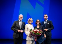 Landeshauptfrau Johanna Mikl-Leitner sowie die LGA-Vorstände Gerhard Dafert (li.) und Bernhard Kadlec (re.) gratulierten Regina Bauer, kaufmännische Direktorin des Pflege- und Betreuungszentrums und Landesklinikums Mauer, (2.v.re.) zum 25-jährigen Dienstjubiläum.
