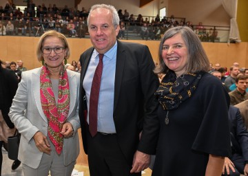 Landeshauptfrau Johanna Mikl-Leitner, Bürgermeister Erich Hofer und Direktorin Andrea Schlederer (v.l.n.r) bei der Eröffnungsfeier für die Volks- und Musikmittelschule Auersthal.  