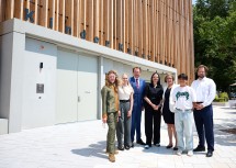 Mona Jas, künstlerische Leiterin, Emilia Bosch, Teilnehmerin Kunstideenwerkstatt, Bürgermeister Matthias Stadler, Kulturstaatssekretärin Andrea Meyer, Landeshauptfrau Johanna Mikl-Leitner, Arin Berk, Teilnehmer Kunstideenwerkstatt, und Architekt Michael Salvi.