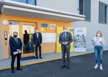 Schlüsselübergabe in Bad Vöslau, von links: Direktor Anton Bosch, Bürgermeister DI Christoph Prinz, Landesrat Martin Eichtinger und Mieterin Vanessa Polyak.