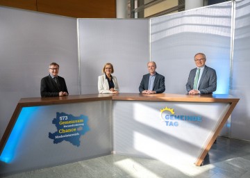 Herbert Greisberger (eNu), Landeshauptfrau Johanna Mikl-Leitner, Professor Dr. Ulrich Harteisen und LH-Stellvertreter Stephan Pernkopf (v.l.n.r.).