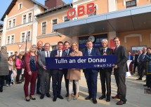 Die Ehrengäste der offizielle Eröffnung des Bahnhofes Tulln.