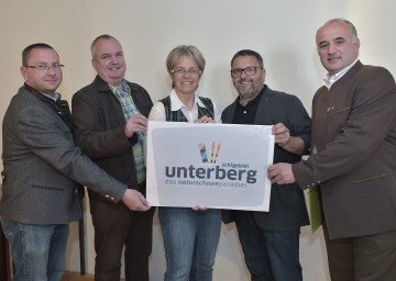 Attraktivierung des Schigebiets Unterberg: Gesellschafter Ing. Klaus Panzenböck, Gesellschafter Christian Guthauser, Landesrätin Dr. Petra Bohuslav, Gesellschafter Ing. Erich Panzenböck und der Pernitzer Bürgermeister Hubert Potiasi. (v.l.n.r.)