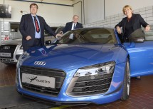 Berufsschuldirektor Christian Bauer, Vizekanzler Wolfgang Brandstetter und Bildungs-Landesrätin Barbara Schwarz mit dem neuen Audi R8 der LBS Eggenburg