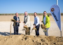 Georg Waldner (ImWind), LH-Stv. Stephan Pernkopf, Markus Winter (Windkraft Simonsfeld) und Alexander Hochauer (Windkraft Simonsfeld) beim Spatenstich.