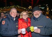 Landeshauptfrau Johanna Mikl-Leitner und Landesfeuerwehrkommandant Dietmar Fahrafellner mit dem Amstettner Bezirksfeuerwehrkommandanten Rudolf Katzengruber.