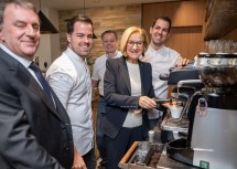 Landeshauptfrau Johanna Mikl-Leitner und WKNÖ-Präsident Wolfgang Ecker mit (v.l.) Stefan, Karl und Martin Görg.