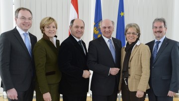 Landeshauptmann Dr. Erwin Pröll mit Landesrat Dr. Stephan Pernkopf, Landesrätin Dr. Barbara Schwarz, Landeshauptmann-Stellvertreter Mag. Wolfgang Sobotka, Landesrätin Dr. Petra Bohuslav und Landesrat Mag. Karl Wilfing.