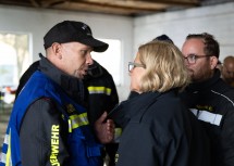 Landeshauptfrau Johanna Mikl-Leitner im Gespräch mit Einsatzkräften.
