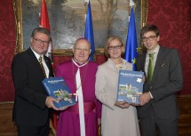 Der Leiter der Gruppe Kultur, Wissenschaft und Unterricht beim Amt der NÖ Landesregierung Hermann Dikowitsch, Propst Bernhard Backovsky, Landeshauptfrau Johanna Mikl-Leitner und Wirtschaftsdirektor Andreas Gahleitner (v. l. n. r. ).