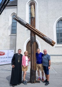 Altabt Berthold Heigl, Landeshauptfrau Johanna Mikl-Leitner, Thomas Welser und Bürgermeister Gerhard Lueger mit dem neuen Gipfelkreuz vor dem Abtransport am Ybbsitzer Marktplatz.