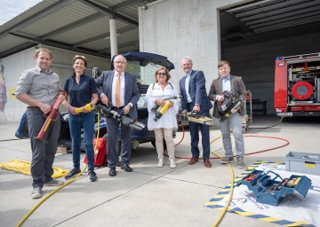 Im Rahmen von „Landtag im Land“ besuchte Landtagspräsident Karl Wilfing (2.v.r.) zusammen mit LAbg. Georg Ecker (GRÜNE), LAbg. Indra Collini, zweiter Präsident Karl Moser, dritte Präsidentin Karin Renner und LAbg. Jürgen Handler (FPÖ) sowie weiteren Abgeordneten das Feuerwehr- und Sicherheitszentrum Tulln.