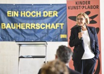 Landeshauptfrau Johanna Mikl-Leitner bei der Gleichenfeier im Kinderkunstlabor.