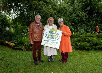 Landeshauptfrau Johanna Mikl-Leitner mit Helmut und Gabriela Hirschmüller im Schaugarten „Wasser, Wald & Weltall".