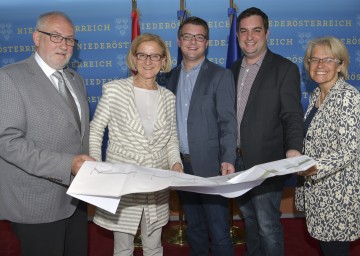 Projekt „Urlaub in der Kellergasse“ präsentiert. Im Bild von links nach rechts: Bürgermeister Christian Hartmann, Landeshauptfrau Johanna Mikl-Leitner, Florian und David Rain, Tourismuslandesrätin Petra Bohuslav 