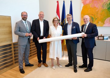 (v.l.n.r.) ecoplus Prokurist Bernhard Ebner, ecoplus Clustermanager Kunststoff-Cluster und Mechatronik-Cluster Thomas Gröger, Landeshauptfrau Johanna Mikl-Leitner, Stefan Chalupnik, Geschäftsführer G. Coreth Kunststoffverarbeitungs GmbH und ecoplus Geschäftsführer Helmut Miernicki.