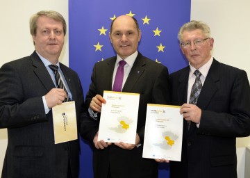 Grenzüberschreitende Zusammenarbeit: Prim. Dr. Michael Böhm, Ärztlicher Standortleiter Landesklinikum Gmünd, Landeshauptmann-Stellvertreter und NÖGUS-Vorsitzender Mag. Wolfgang Sobotka und Mgr. Miroslav Kotr&#269;, Vizebürgermeister &#268;eské Velenice. (v.l.n.r.)