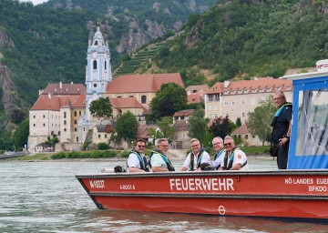 Finanzminister Magnus Brunner, LH-Stellvertreter Stephan Pernkopf und Landesfeuerwehrkommandant Dietmar Fahrafellner bei einer Donaubefahrung vor Dürnstein.