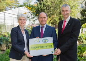 „Natur im Garten\" und Hochschule für Agrar- und Umweltpädagogik unterschrieben Kooperationsvertrag: Vizerektorin Frau Ing. Mag. Christine Wogowitsch, Landeshauptmann-Stellvertreter Mag. Wolfgang Sobotka, Rektor Dr. Thomas Haase (v.l.n.r.).