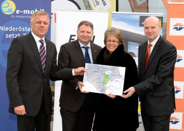 Team der Modellregion \"e-pendler in niederösterreich\" lud in das ÖAMTC Fahrtechnikzentrum Teesdorf: Mag. Alexander Schmidecker, GF/CEO Raiffeisen-Leasing GmbH, Mag. Roland Ziegler, EVN, Wirtschaftslandesrätin Dr. Petra Bohuslav, Mag. Wolfgang Illes, Wien Energie (v.l.n.r´)