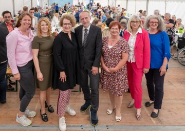 (v.l.n.r.) Hospizkoordinatorin Bernadette Schwent, Geschäftsführerin Landesverband Hospiz Petra Kozisnik, Landesrätin Christiane Teschl-Hofmeister, Kaufm. Direktor Gregor Herzog, Pflegedirektorin 
<br />
Monika Gigerl, Geschäftsführerin Thermenregion Silvia Bodi und Heimärztin Eva-Maria Schütz.