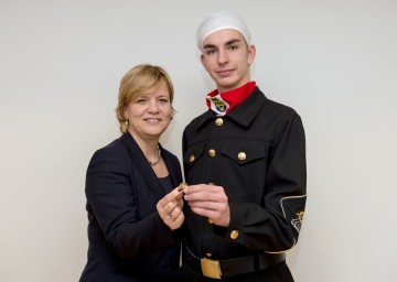 Bildungs-Landesrätin Mag. Barbara Schwarz erhielt Besuch von den Rauchfangkehrern.