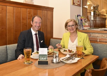 Landeshauptfrau Johanna Mikl-Leitner und Mario Pulker, Obmann der Sparte Tourismus und Freizeitwirtschaft in der Wirtschaftskammer Niederösterreich im Hotel-Gasthof Graf.