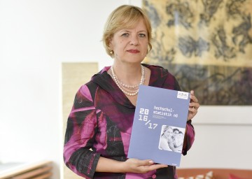Bildungs-Landesrätin Barbara Schwarz präsentiert die Hochschulstatistik der NÖ Forschungs- und Bildungsgesellschaft.