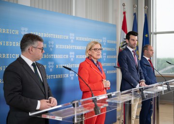 Bei der Pressekonferenz im NÖ Landhaus, im Bild von links nach rechts: Landesrat Ludwig Schleritzko, Landeshauptfrau Johanna Mikl-Leitner, LH-Stellvertreter Udo Landbauer und Landesrat Christoph Luisser.