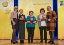 Gratulation an die Gewinnerinnen der Kategorie „Soziales und Generationen“: Landeshauptfrau Johanna Mikl-Leitner, Margit Marina Fischer, Johanna Zeitlhofer, Christine Spangl  und Frauen-Landesrätin Barbara Schwarz (v.l.n.r.)