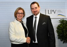 Landeshauptfrau Johanna Mikl-Leitner gratulierte dem neuen LPV-Obmann Hans Zöhling. (v.l.n.r.)