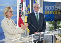 Landeshauptfrau Johanna Mikl-Leitner: „Mit dem ,blau-gelben Bodenbonus´ wollen wir in den nächsten drei Jahren sechs Millionen Euro in die Hand nehmen und ein Investitionsvolumen von mindestens 15 Millionen Euro auslösen.“