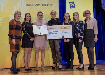 Generationen-Sonderpreis in der Höhe von 1.000 Euro an die vier ehemaligen Schülerinnen der HAK Ybbs/Donau Bianca Hader, Sophie Ebert, Carmen und Teresa Leonhartsberger; Frauen-Landesrätin Barbara Schwarz (links), Gerlinde Wohlauf von Casinos Austria (Mitte) und Landeshauptfrau Johanna Mikl-Leitner (rechts) gratulierten.