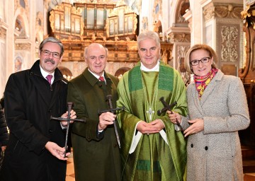 Abt Columban bedankte sich bei den Unterstützern der Dachsanierung mit Kreuzen, die aus 300 Jahre alten Nägeln des Dachstuhles geschmiedet wurden - im Bild mit dem Obmann des Vereins der Freunde des Benediktinerstiftes Göttweig Erwin Hameseder, Landeshauptmann a. D. Erwin Pröll und Landeshauptfrau Johanna Mikl-Leitner.