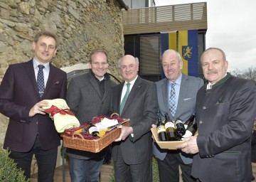 Hoteldirektor Bernd Kleinschuster, Hotel Althof-Geschäftsführer Alexander Ipp, Landeshauptmann Dr. Erwin Pröll, Reinhold Griebler, Tourismuschef Retzer Land und Bürgermeister Helmut Koch (v.l.n.r.) bei der Eröffnung des \"Vino-Spa\" im Althof Retz