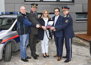 Startschuss für das Pilotprojekt Defibrillatoren für Polizeiautos im Bezirk Gänserndorf: Notruf NÖ-Geschäftsführer Christof Constantin Chwojka, Rotkreuz-Präsident Josef Schmoll, Landeshauptfrau Johanna Mikl-Leitner, OMV Austria-Geschäftsführer Reinhard J. Oswald und Landespolizeidirektor Konrad Kogler (v.l.n.r.)