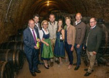 Bei der Eröffnung der Wein:Rast im Stiftskeller: Bürgermeister Richard Hogl, Gemeinderat Stefan Vietze, Landeshauptfrau Johanna Mikl-Leitner, Johannes und Juliane Burger, Bezirkshauptfrau-Stellvertreterin Barbara Salzer, Hannes Steinacker, Geschäftsführer vom Weinviertel Tourismus, und der Bürgermeister von Guntersdorf Roland Weber (v.l.n.r.)