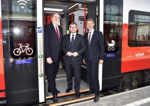Am Hauptbahnhof in St. Pölten: ÖBB-Vorstandsvorsitzender Andreas Matthä, Mobilitäts-Landesrat Ludwig Schleritzko und VOR-Geschäftsführer Wolfgang Schroll (v.l.n.r.)