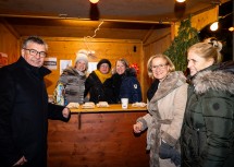 Gemeinsam mit Bürgermeister Forster besuchte Landeshauptfrau Johanna Mikl-Leitner auch die Ertlerinnen und Ertler, die mit Schmankerln aus der Region für das leibliche Wohl bei der Christbaumilluminierung sorgten.