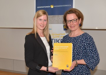 Auch die Landesrätin hat eine Mentorinnenschaft übernommen: Mentee Laura Strobl mit Landesrätin Christiane Teschl-Hofmeister (v.l.n.r.)